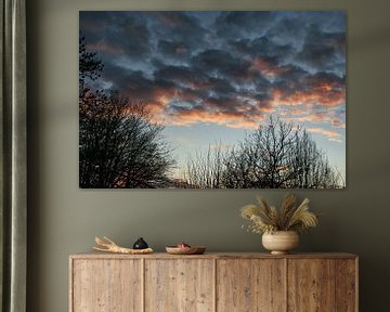 Maartse zonsondergang met dramatische ogende schaapjes wolken van Jolanda de Jong-Jansen