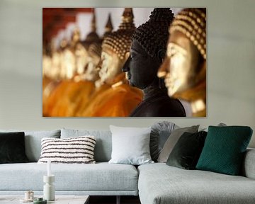 Buddha beelden op een rij