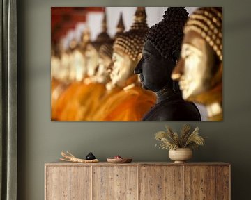 Buddha beelden op een rij