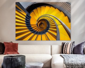 Escalier en colimaçon design jaune sur Marcel van Balken