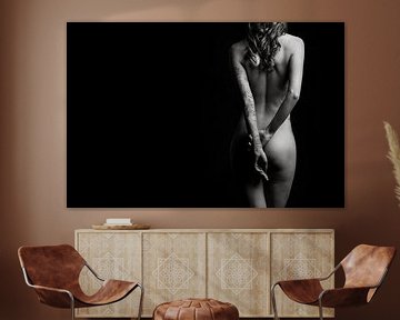 Nackte Frau mit ihren Händen hinter dem Rücken. von Retinas Fotografie