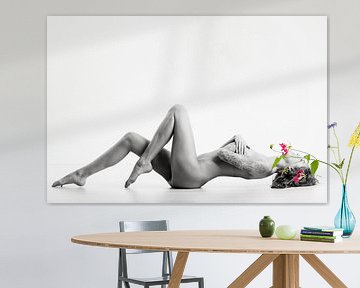 Nackte Frau mit einem schönen Körper auf dem Boden liegend. von Retinas Fotografie
