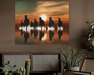 Paarden bij zonsondergang in zee