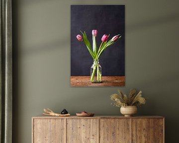 Foto print | roze tulpen in vaasje | Botanisch | Modern stilleven | Lente van Jenneke Boeijink