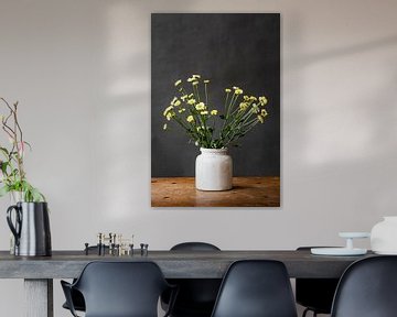 Foto print | Gele bloemen in vaasje | Botanisch | Modern stilleven | lente van Jenneke Boeijink