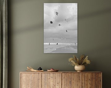 Kite-Surfer in Wijk aan Zee. von Christa Stroo fotografie