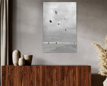 Vintage zwart wit kitesurfers bij Wijk aan Zee natuur en sport fotografie