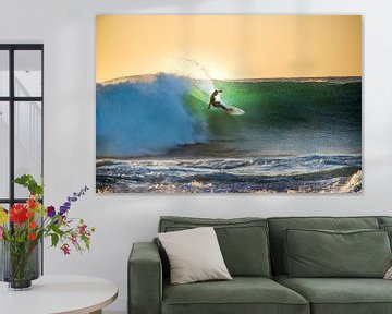 Surfer op Golf bij Zonsondergang