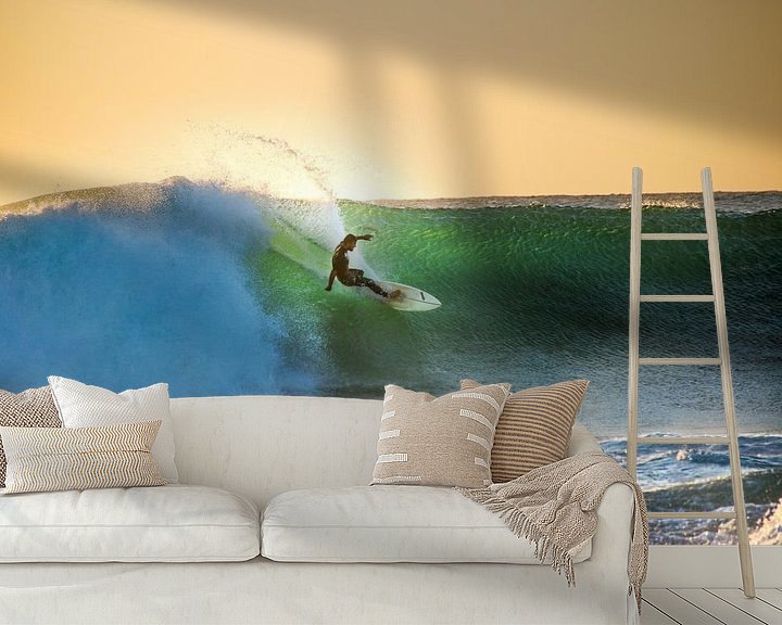 Sfeerimpressie behang: Surfer op Golf bij Zonsondergang van The Book of Wandering