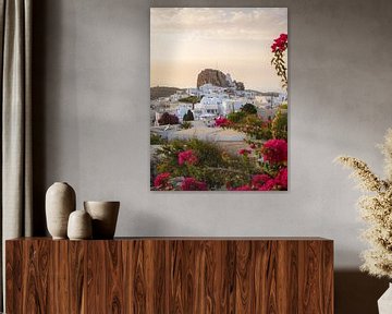 Maisons blanches et fleurs de bougainvilliers roses sur l'île d'Amorgos en Grèce sur Teun Janssen