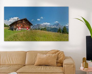 Mit Schweizer Fahnen geschmückte Berghütte, Gryon, Kanton Waadt, Schweiz von Rene van der Meer