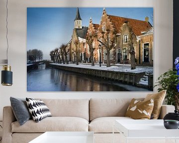 Friese stad Sloten in de winter met gevels en kerk van Henk Vrieselaar