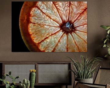 Close up van een grapefruit met een zwarte achtergrond van Dafne Vos