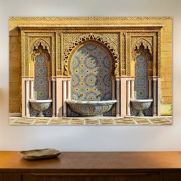 Brunnen mit Mosaik an Fassade in Rabat Marokko