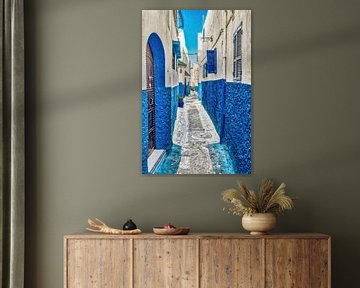 Smal steegje met blauwe gevel in medina van Rabat in Marokko van Dieter Walther