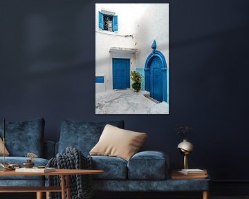 Oude stadssteeg met blauwe deur in Rabat Marokko van Dieter Walther