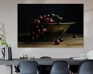 Still life grapes in bowl