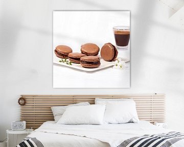 Macarons au chocolat faits maison sur une assiette blanche et une tasse d'expresso sur Ans van Heck