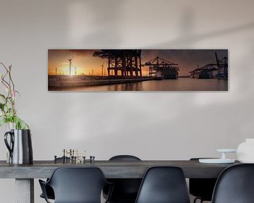 Containerterminal bij zonsondergang met windturbines van Jonas Weinitschke