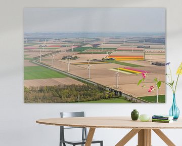 Luftaufnahme von Windkraftanlagen und Tulpenfeldern in Flevoland von Sjoerd van der Wal Fotografie