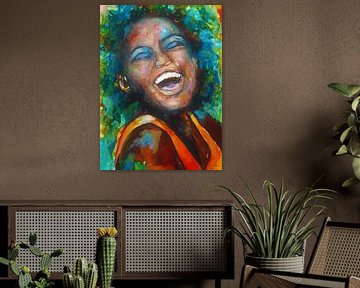 Portret van een vrolijk lachende vrouw. van Ineke de Rijk