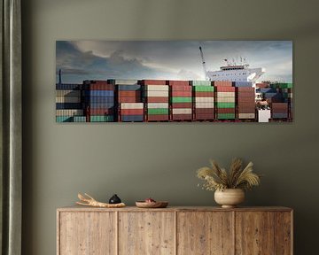 Teil eines Containerschiffes im Hamburger Hafen von Jonas Weinitschke