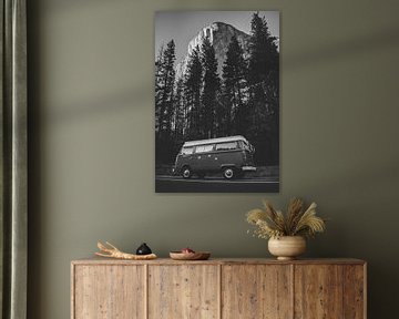 Yosemite Bulli - Volkswagen Bus in Yosemite Valley, Californië van Lukas Schulz