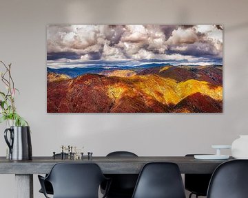 Bruine heuvelrug met wolken in Sierry Nevada Californië van Dieter Walther