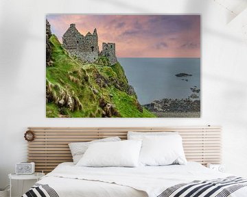Dunluce Castle, een Middeleeuwse ruïne,  County Antrim, Noord-Ierland van Mieneke Andeweg-van Rijn
