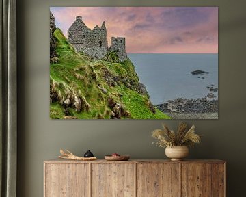 Dunluce Castle, een Middeleeuwse ruïne,  County Antrim, Noord-Ierland van Mieneke Andeweg-van Rijn