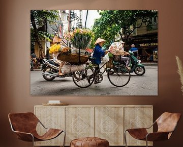Vrouw met fiets vol met bloemen in Hanoi Vietnam. van Niels Rurenga