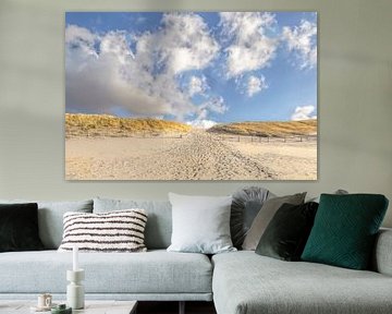 Wolkenlucht aan de Noordzee kust met strandopgang, Zuid-Holland, Nederland van Mieneke Andeweg-van Rijn