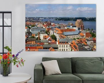 Vue sur les toits de la ville hanséatique de Rostock sur Reiner Conrad