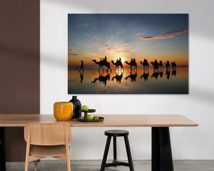 Sfeerimpressie: Zonsondergang met kamelen op het strand. Broome, Australië van The Book of Wandering