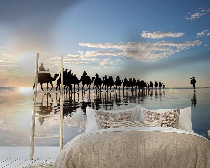 Sfeerimpressie behang: Kamelen en Fotograaf: Spiegeling bij Zonsondergang op Strand van Broome, Australië van The Book of Wandering