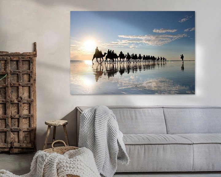 Sfeerimpressie: Kamelen en Fotograaf: Spiegeling bij Zonsondergang op Strand van Broome, Australië van The Book of Wandering