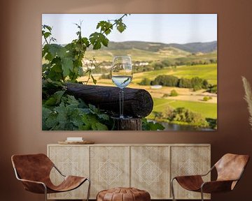 Gevuld wijnglas naast houten balken en Moezellandschap op de achtergrond van Reiner Conrad