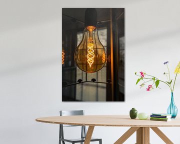 Belle lampe jaune à l'atmosphère sombre sur Bram van Egmond