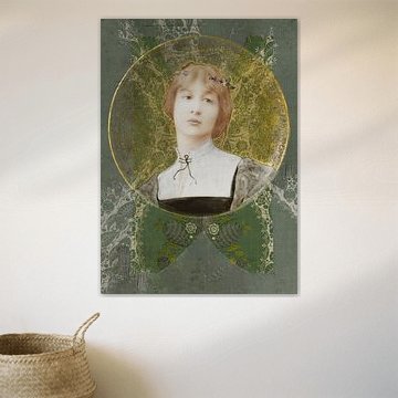 Gilded woman on brocade by Affect Fotografie