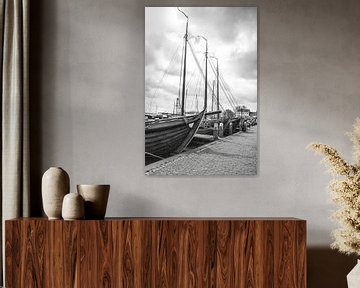 Volendam haven in zwart wit van Consala van  der Griend