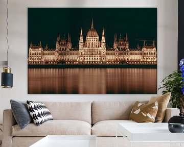 Budapester Parlamentsgebäude in der Dunkelheit von Sophia Eerden