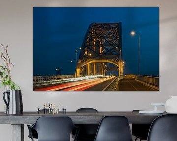 Waalbrücke Nijmegen mit Lichtschienen von Patrick Verhoef