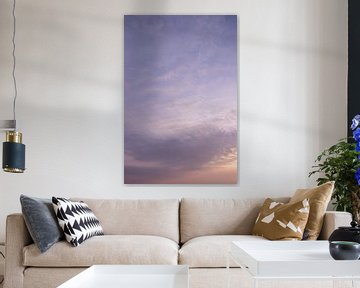 Abstract violet zonsondergang met zachte wolken - natuur en reisfotografie