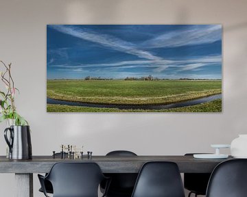 Zicht op het Friese landschap van de Slachtedyk met een gestreepte wolkenparty