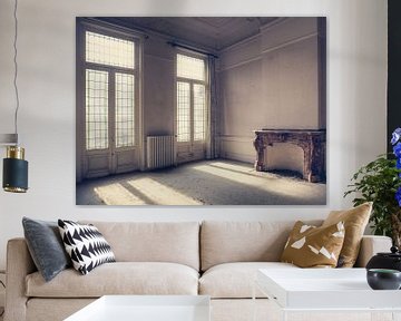 Kamer met hoge ramen in Vervallen Villa  in België van Art By Dominic