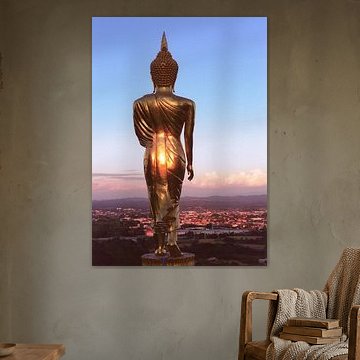 Lueur dorée sur un Bouddha en marche en Thaïlande