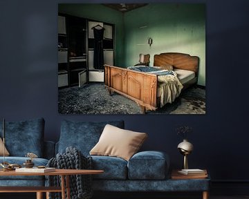 Slaapkamer met Bed in een Verlaten Vervallen Villa van Art By Dominic
