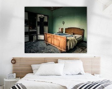 Schlafzimmer mit Bett in einer verfallenen Villa von Art By Dominic