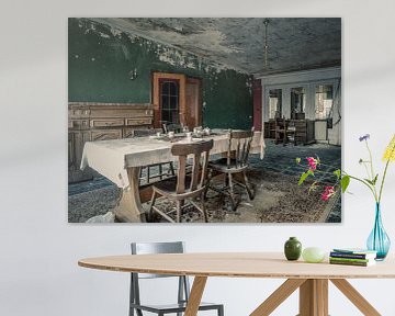 Eettafel met Stoelen in een Verlaten Vervallen Villa