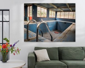Zwembad in een Verlaten Vervallen Villa van Art By Dominic